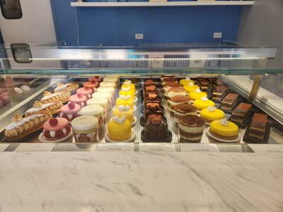 A La Folie storefront in Naperville IL