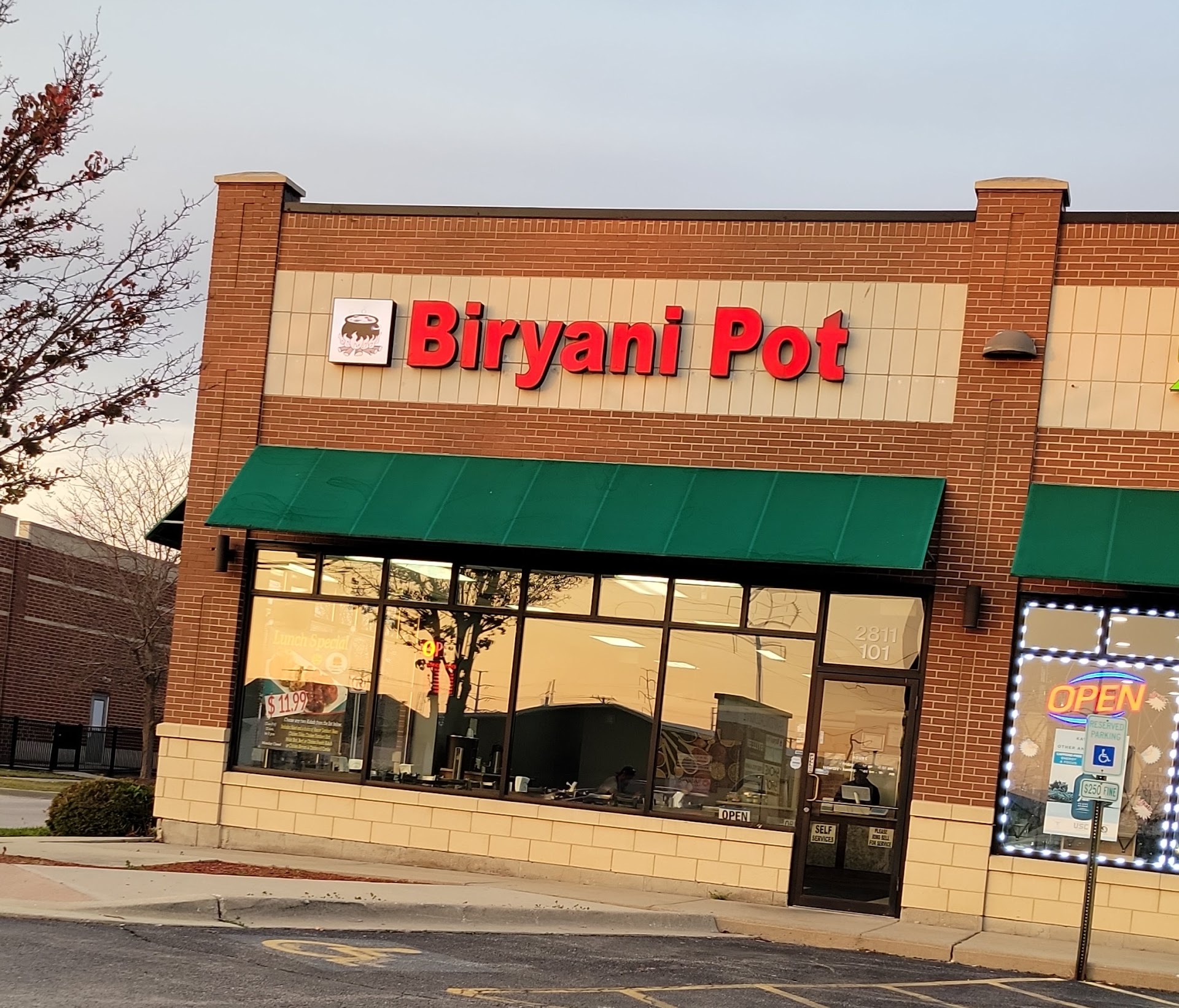 Biryani Pot ambiance