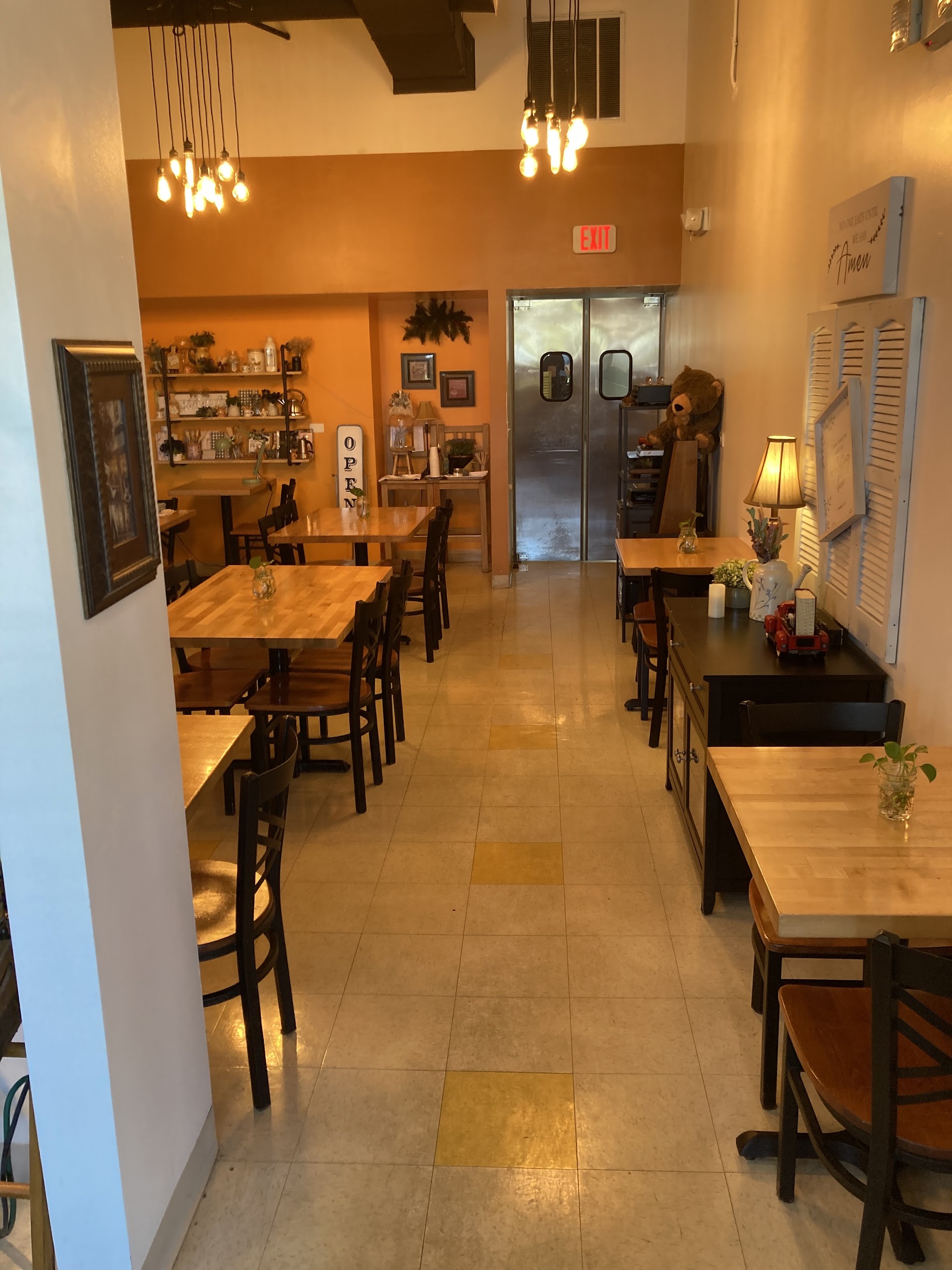 Bistro Manila ambiance