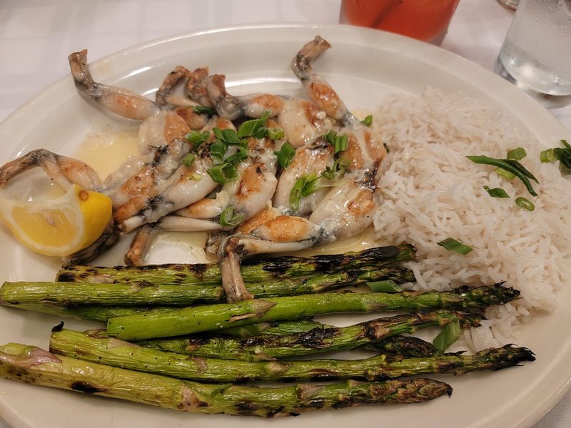 Hugo's Frog Bar & Fish House dining