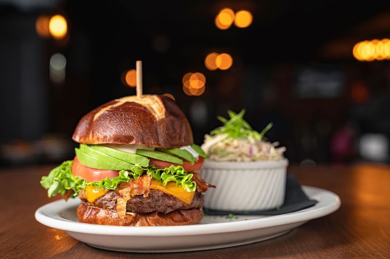 Jackson Avenue Pub dining