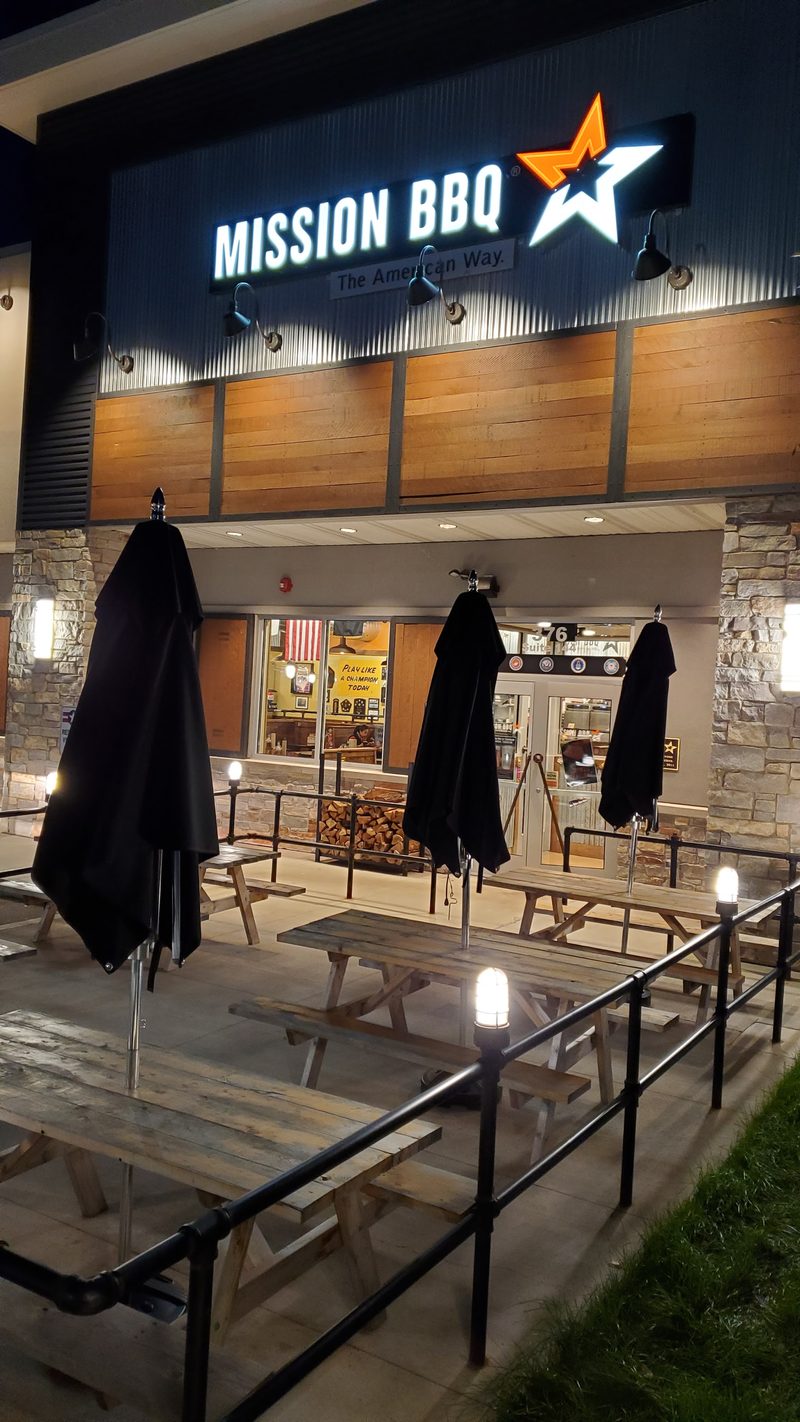 Mission BBQ interior