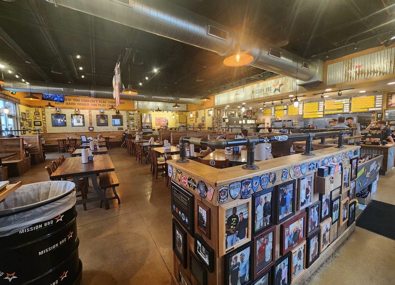 Mission BBQ ambiance