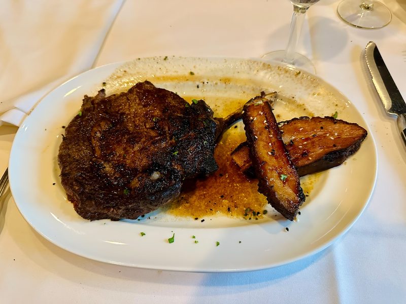 Morton's The Steakhouse dining